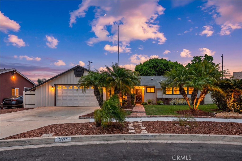 1571 W Pacific