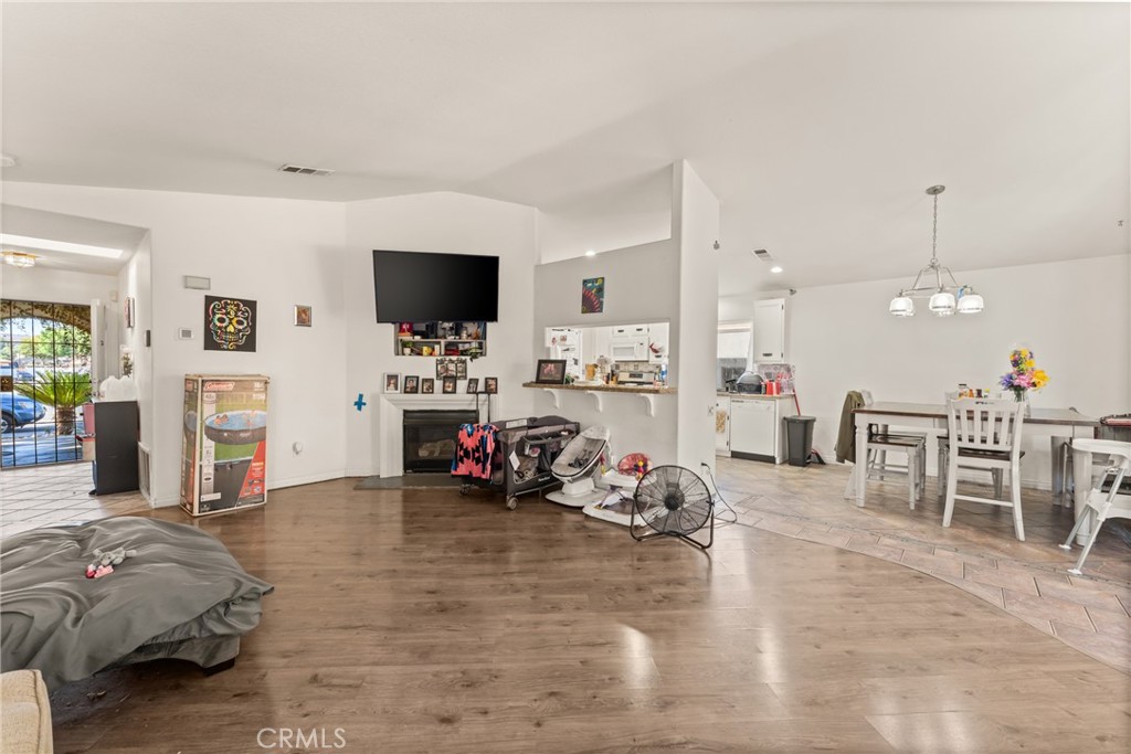 https://media.crmls.org/medias/13a58c35-1781-4247-bc98-7bbce33fa2d4.jpg?preset=X-Large