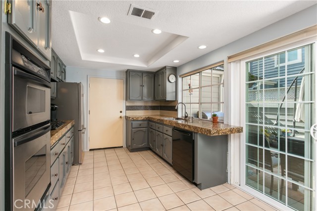 Detail Gallery Image 18 of 45 For 590 John K Dr #102,  Long Beach,  CA 90803 - 3 Beds | 2/1 Baths