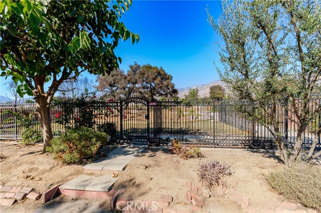 95 E Calaveras Street, Altadena CA: https://media.crmls.org/medias/13a7b620-c702-4193-b56c-432a7c8b4a6a.jpg