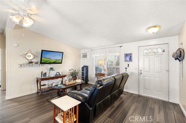 1097 N State Street, Hemet CA: https://media.crmls.org/medias/13ac115b-fe3a-4558-881a-7d7f481211d5.jpg
