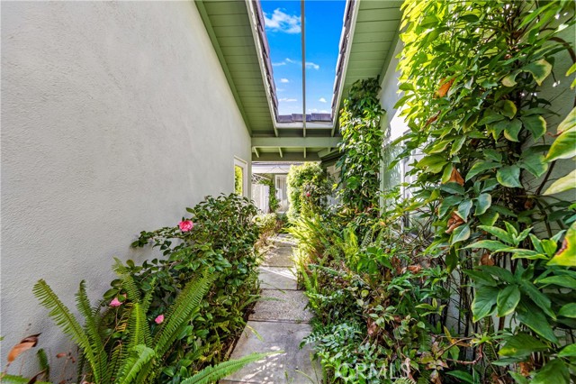 Detail Gallery Image 5 of 8 For 1907 Leeward, Newport Beach,  CA 92660 - 4 Beds | 2/1 Baths