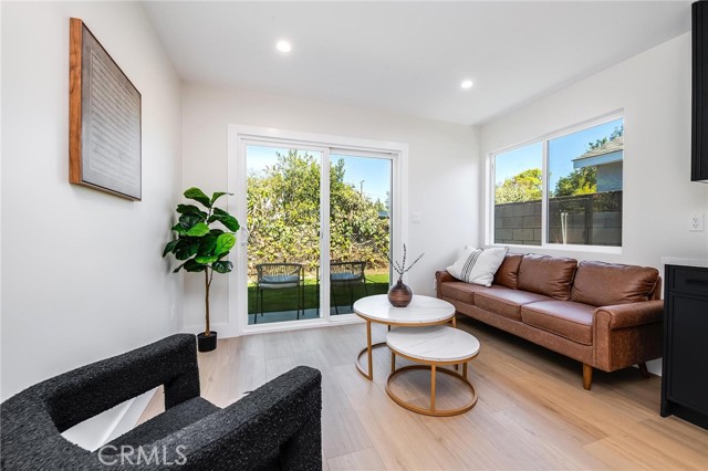 Detail Gallery Image 2 of 15 For 22917 Leonora Dr, Woodland Hills,  CA 91367 - 3 Beds | 2 Baths