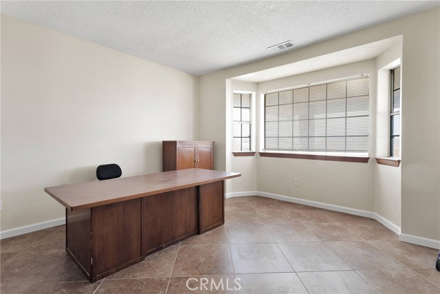 25733 Roundup Way, Apple Valley CA: https://media.crmls.org/medias/13af7566-06bf-4fda-b62c-75bb72cbfec7.jpg
