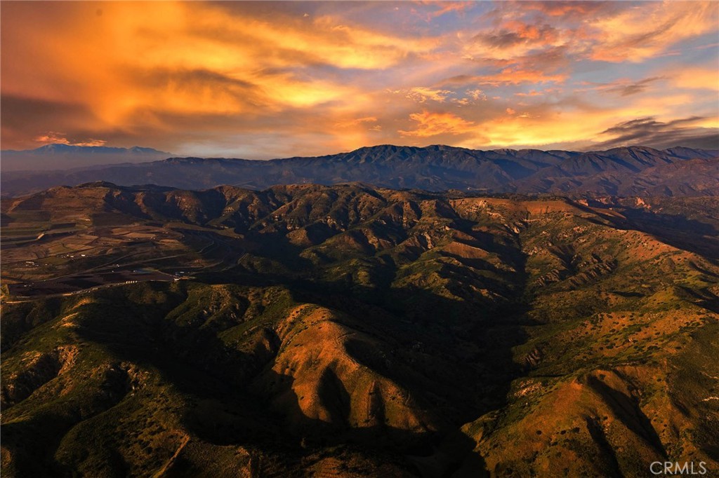https://media.crmls.org/medias/13b215d8-d264-43e1-919b-638c82928147.jpg?preset=X-Large
