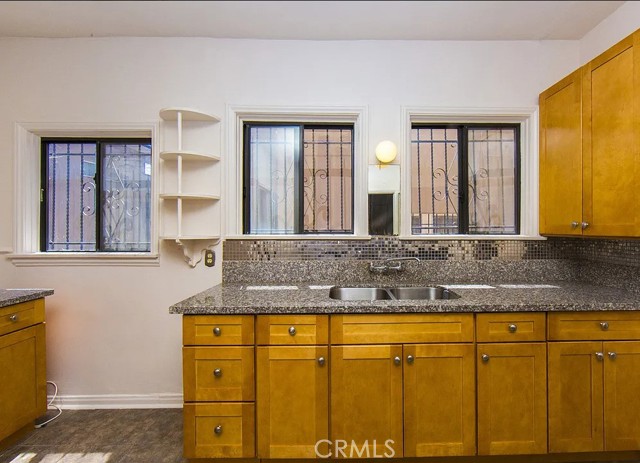 Detail Gallery Image 11 of 20 For 1082 S Redondo Bld, Los Angeles,  CA 90019 - 3 Beds | 2 Baths