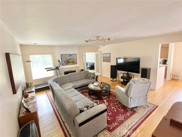 12740 Tiara Street, Valley Village CA: https://media.crmls.org/medias/13b5d9b4-8e40-42d9-95aa-bf8987959f91.jpg