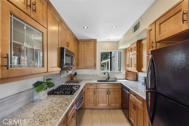 Detail Gallery Image 8 of 24 For 27070 Hidaway Ave #5,  Canyon Country,  CA 91351 - 2 Beds | 1/1 Baths