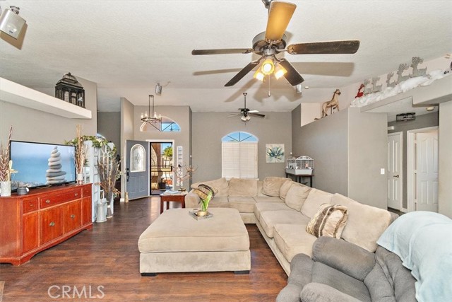 Detail Gallery Image 3 of 43 For 12730 Fir St, Oak Hills,  CA 92344 - 6 Beds | 4/1 Baths