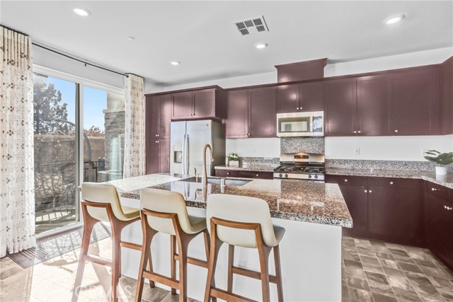 Detail Gallery Image 10 of 41 For 16681 Wyndham Ln #8,  Fontana,  CA 92336 - 3 Beds | 2/1 Baths