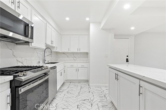 Detail Gallery Image 8 of 38 For 15215 Magnolia Bld, Sherman Oaks,  CA 91403 - 2 Beds | 2 Baths