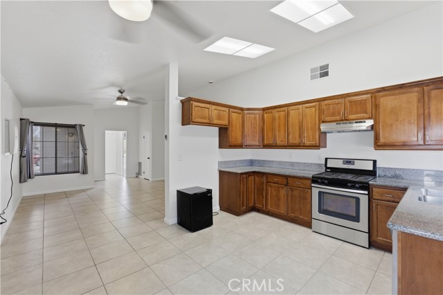 Detail Gallery Image 10 of 34 For 13628 Monterey Ct, Victorville,  CA 92392 - 3 Beds | 2 Baths