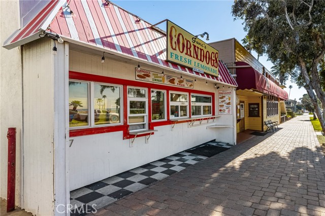 1207 Seal Way, Seal Beach CA: https://media.crmls.org/medias/13c10423-5574-481a-b356-59e1117a0554.jpg