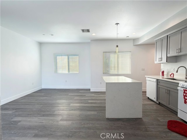 Detail Gallery Image 3 of 26 For 1489 Atlantic Ave, Long Beach,  CA 90813 - 5 Beds | 3/1 Baths