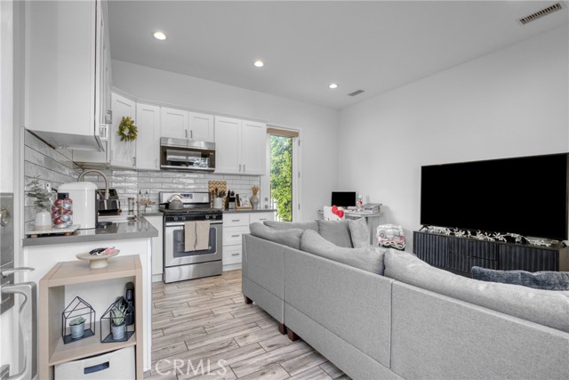 Detail Gallery Image 4 of 11 For 7302 Woodley, Van Nuys,  CA 91406 - 1 Beds | 1 Baths