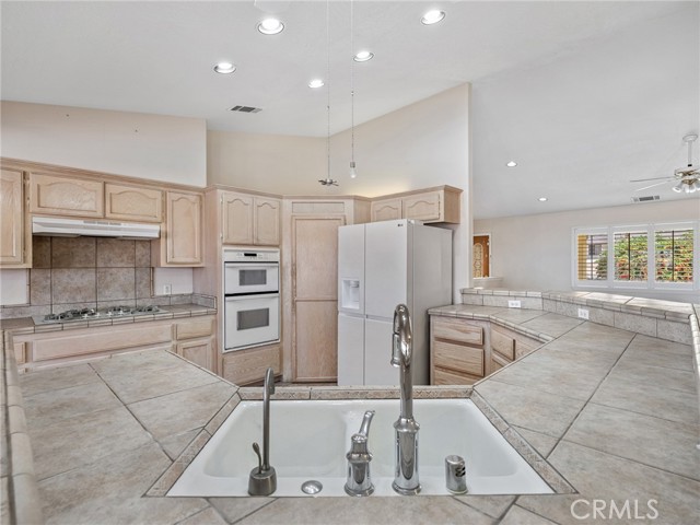 Detail Gallery Image 14 of 57 For 16992 Joshua, Apple Valley,  CA 92307 - 5 Beds | 4 Baths
