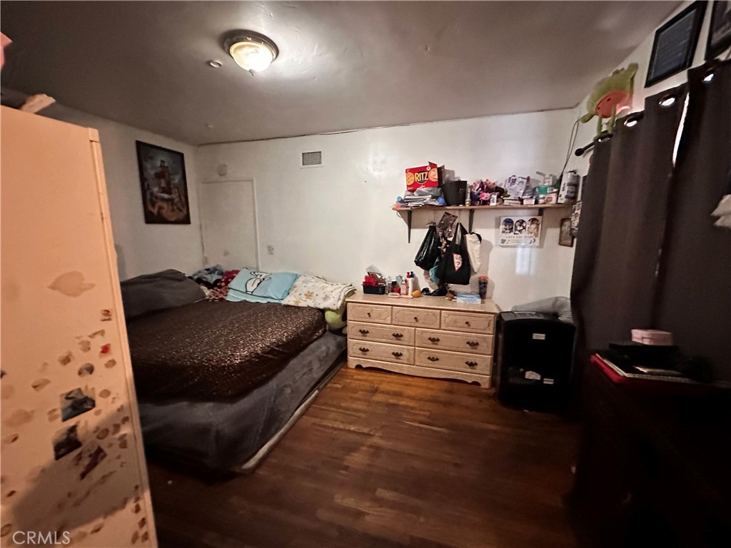 https://media.crmls.org/medias/13c70ea8-5853-4ee5-8d7b-c00895432690.jpg?preset=X-Large