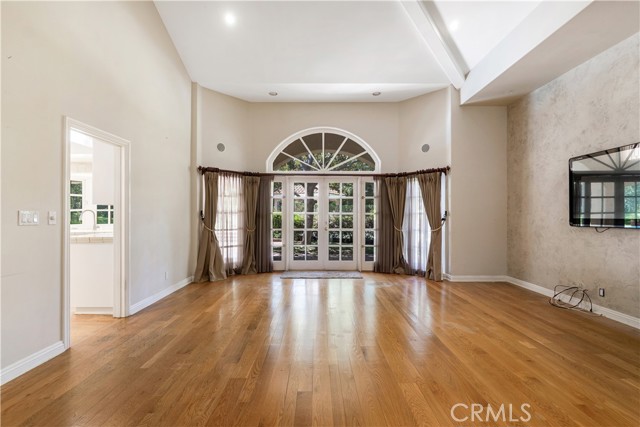 Detail Gallery Image 5 of 33 For 4525 Vista De Oro Ave, Woodland Hills,  CA 91364 - 5 Beds | 4/2 Baths