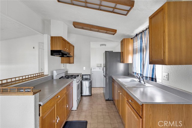 Detail Gallery Image 12 of 27 For 16473 Green Tree Bld, Victorville,  CA 92395 - 2 Beds | 2 Baths