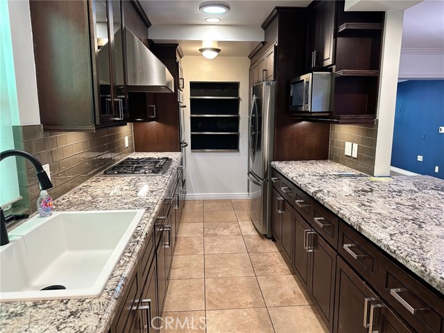 Detail Gallery Image 3 of 36 For 18406 Bessemer St, Tarzana,  CA 91335 - 3 Beds | 2 Baths