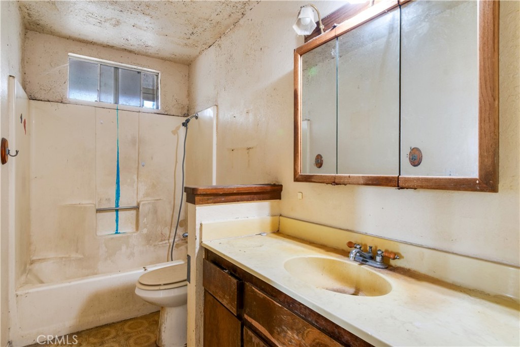 https://media.crmls.org/medias/13ce00bd-d1ab-4d59-8051-4e6433e23a67.jpg?preset=X-Large