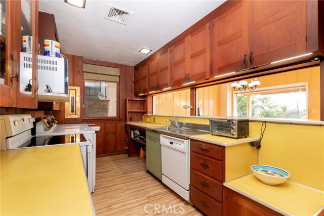 4899 Glenwood Drive, Riverside CA: https://media.crmls.org/medias/13d28ab7-bb36-46f5-a69a-550b0e593d19.jpg