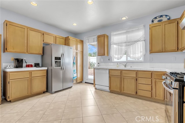 Detail Gallery Image 5 of 27 For 294 Camino De La Luna, Perris,  CA 92571 - 3 Beds | 2 Baths