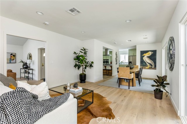 Detail Gallery Image 9 of 21 For 4057 Woodcliff Rd, Sherman Oaks,  CA 91403 - 3 Beds | 2/1 Baths