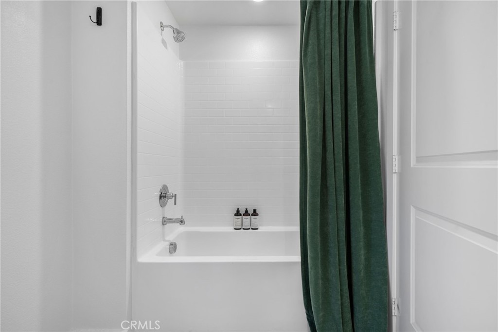 https://media.crmls.org/medias/13d2c10c-b1d5-4703-8592-ae28126b61d4.jpg?preset=X-Large