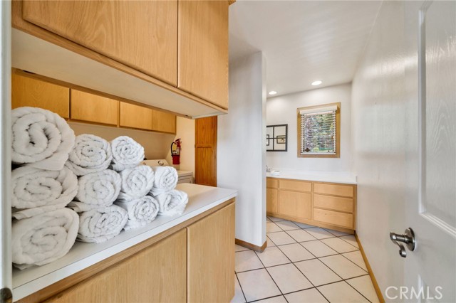 Detail Gallery Image 19 of 61 For 40034 Lakeview Dr, Big Bear Lake,  CA 92315 - 4 Beds | 3/1 Baths