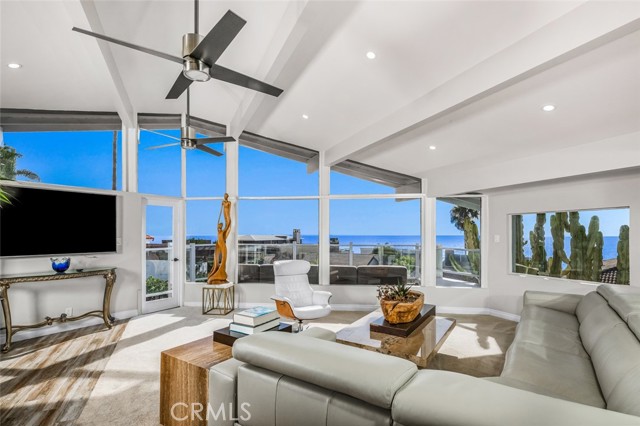 2 Camel Point Drive, Laguna Beach CA: https://media.crmls.org/medias/13d3060b-c256-469e-a9b1-6c13ca601d44.jpg