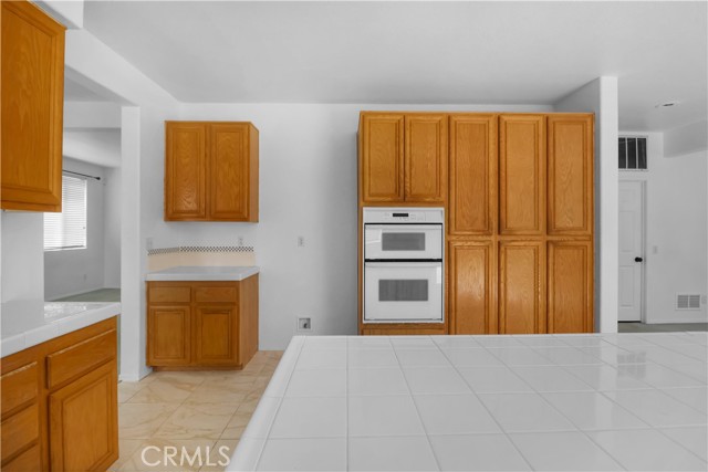 Detail Gallery Image 8 of 40 For 842 W Orange Heights Ln, Corona,  CA 92882 - 5 Beds | 2/1 Baths