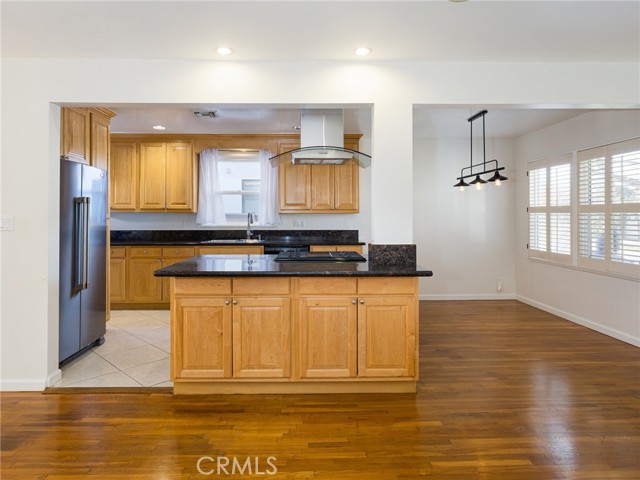 Detail Gallery Image 9 of 37 For 7024 Alverstone, Los Angeles,  CA 90045 - 3 Beds | 2 Baths