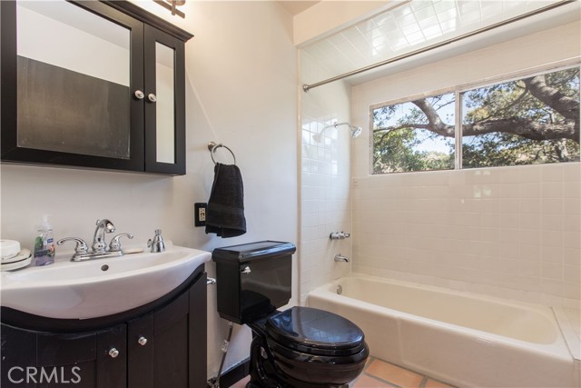 7846 Lilac Lane, Simi Valley CA: https://media.crmls.org/medias/13d81eaf-4591-48b9-8979-938c25f2b0c6.jpg