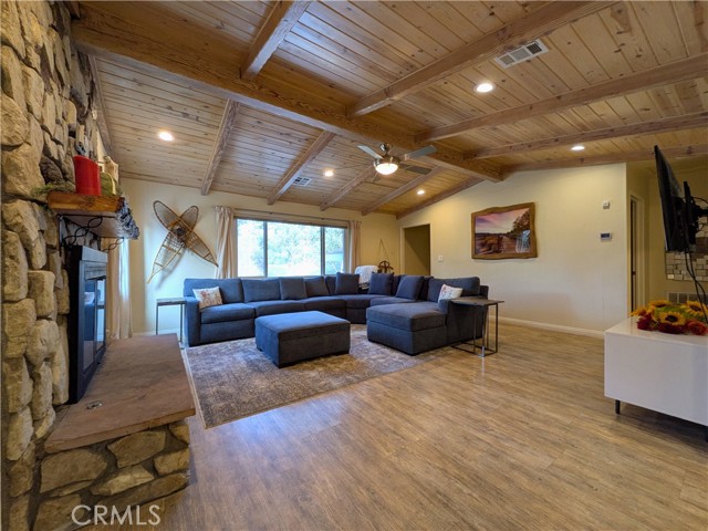 693 Knight Avenue, Big Bear Lake CA: https://media.crmls.org/medias/13d81f41-1483-4766-afb4-eef0349d6a79.jpg