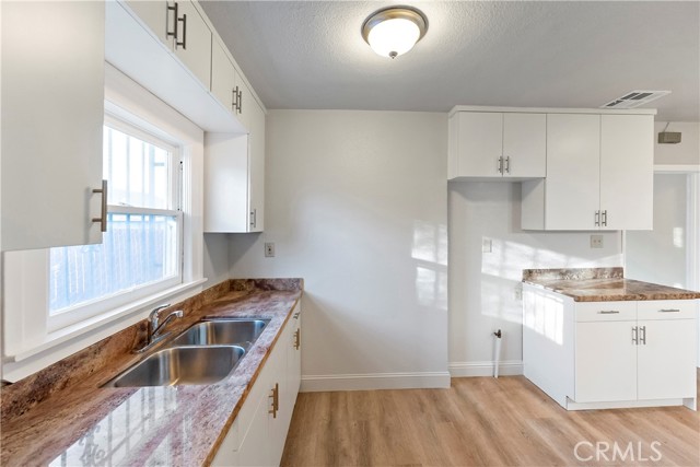 Detail Gallery Image 10 of 22 For 129 W Atchison, Fresno,  CA 93706 - 3 Beds | 2 Baths