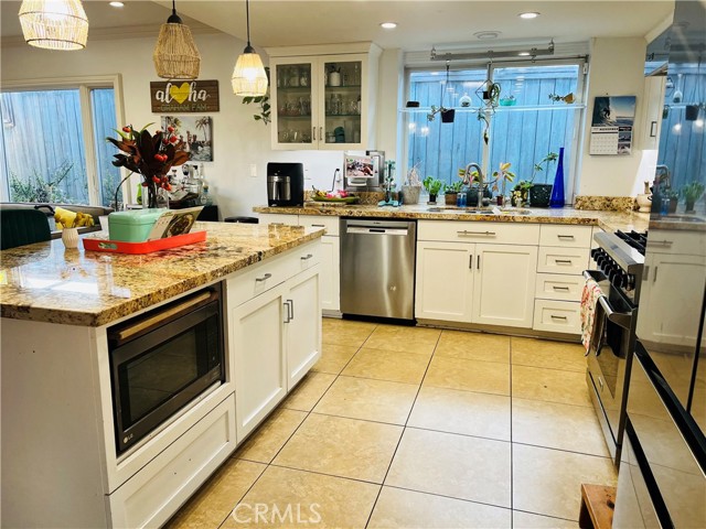 Detail Gallery Image 8 of 14 For 273 Cecil Pl, Costa Mesa,  CA 92627 - 4 Beds | 3 Baths