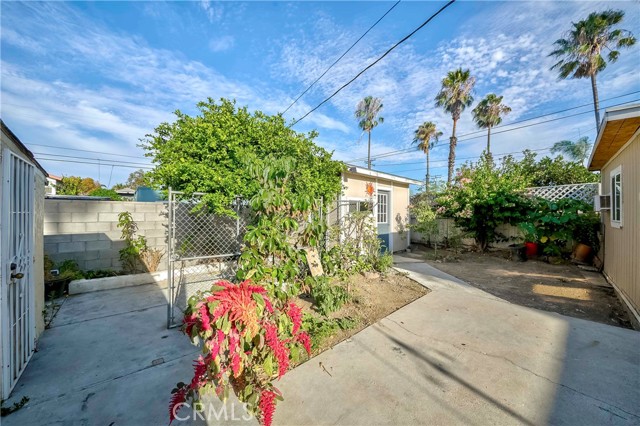 842 S Anaheim Boulevard, Anaheim CA: https://media.crmls.org/medias/13e1e71c-6153-465d-8f78-621a1e79ef90.jpg