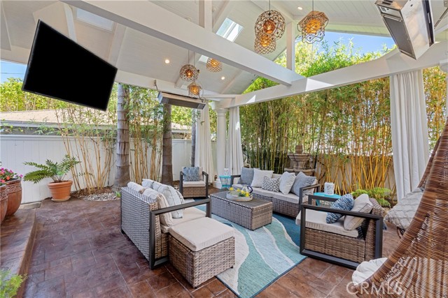 2000 Walnut Avenue, Manhattan Beach CA: https://media.crmls.org/medias/13e2dc9c-7880-4e22-9485-8f7d34315aa6.jpg