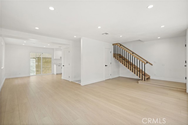 Detail Gallery Image 5 of 33 For 7010 Lennox Ave #B,  Van Nuys,  CA 91405 - 4 Beds | 2 Baths