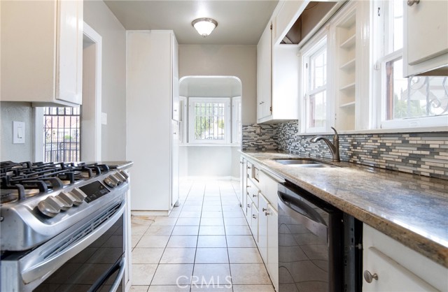Detail Gallery Image 13 of 31 For 1104 W 89th St, Los Angeles,  CA 90044 - 4 Beds | 2 Baths