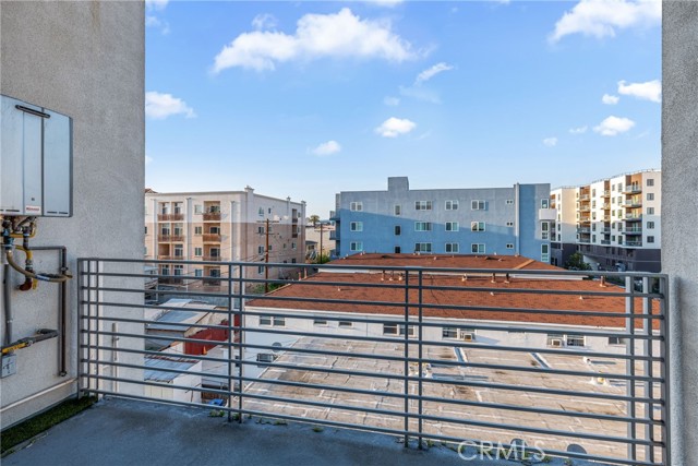 1055 S Serrano Avenue, Los Angeles CA: https://media.crmls.org/medias/13ed4038-4fd2-4c7f-9a79-2310802faf4e.jpg