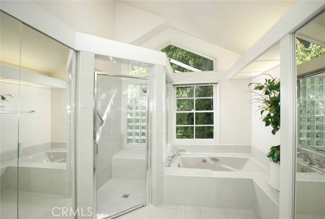 3847 Royal Woods Drive, Sherman Oaks CA: https://media.crmls.org/medias/13f3077c-2e1a-47ab-b046-0d37effb3ac2.jpg