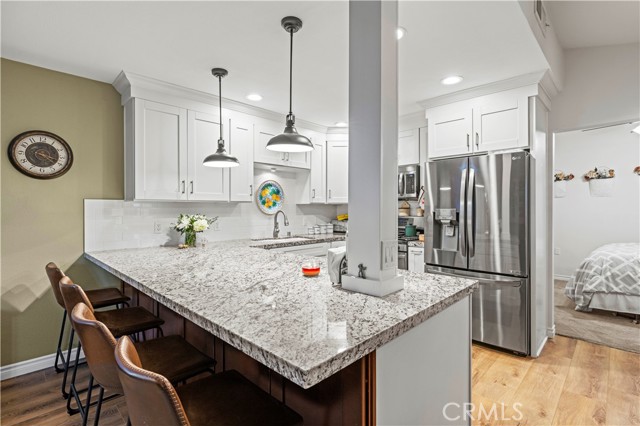 Detail Gallery Image 5 of 41 For 19160 Avenue of the Oaks #B,  Newhall,  CA 91321 - 2 Beds | 1 Baths