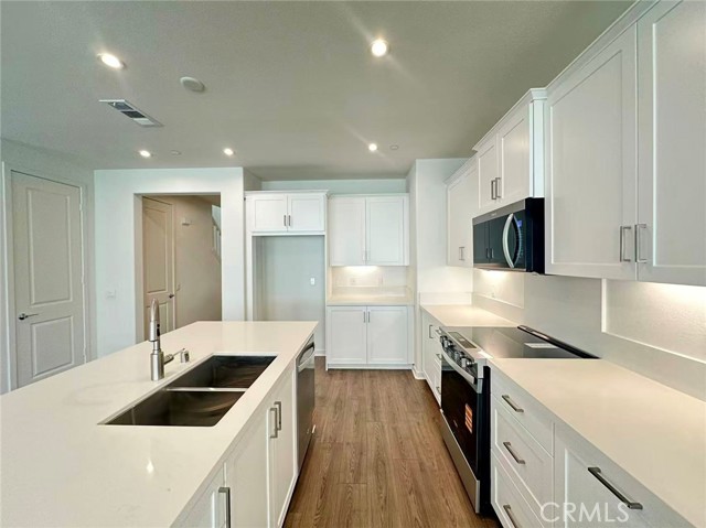 Detail Gallery Image 4 of 20 For 16052 Montenegro Ln, Fontana,  CA 92336 - 4 Beds | 3 Baths