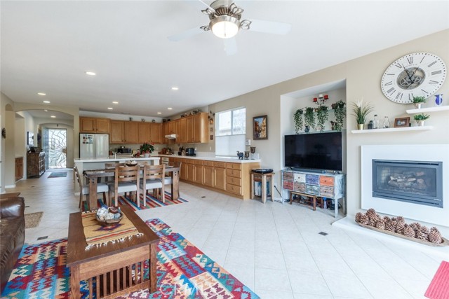 4108 Club Vista Drive, Palmdale CA: https://media.crmls.org/medias/13ff7f94-c6da-45f3-b73b-871b32aab30e.jpg