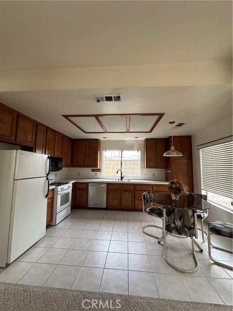 1337 Memphis Court, Pomona CA: https://media.crmls.org/medias/1401551d-7f77-455d-a029-a2ef53a260cb.jpg