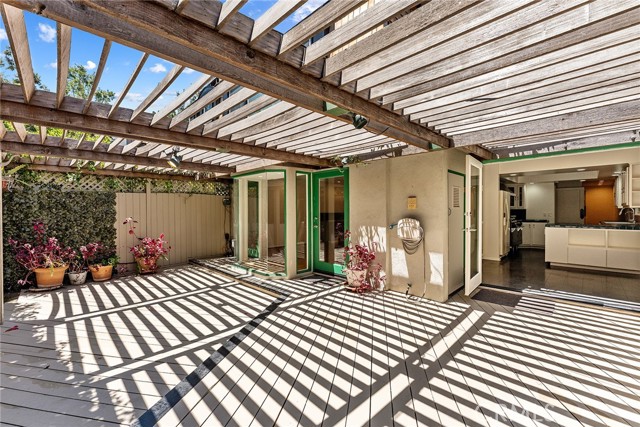 11053 Strathmore Drive, Westwood - Century City CA: https://media.crmls.org/medias/14032064-a915-4911-9d08-bf4f1e11b587.jpg