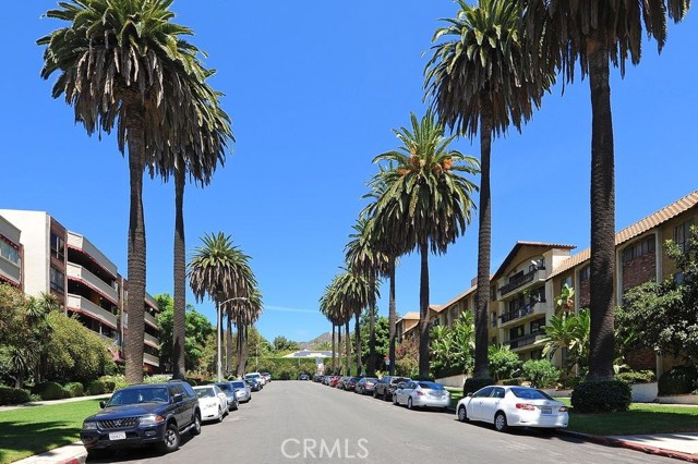 1730 Camino Palmero Street 405 Los Angeles, California Beautiful, large and fully remodeled 1 Bedroom, 1 Bathroom located within walking distance to Runyon Canyon Park! This Top floor unit has it all: spacious floor plan, Stainless Steel appliances, newer floors throughout, remodeled bathroom with separate Jacuzzi tub and shower, large custom made closets, Central Heat and AC and 2 garage covered Parking Spaces. This building has a pool, gym and offers great location with shopping, restaurants, grocery stores, and nightlife close by.