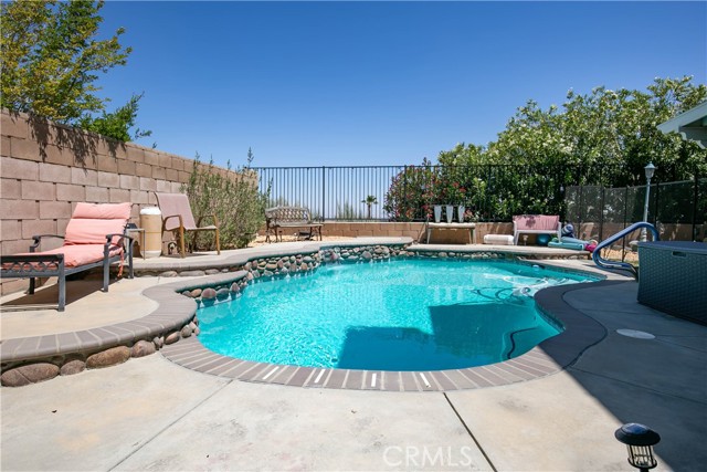1805 Date Palm Drive, Palmdale CA: https://media.crmls.org/medias/14061586-946d-4fdd-81b3-c758e20323ba.jpg